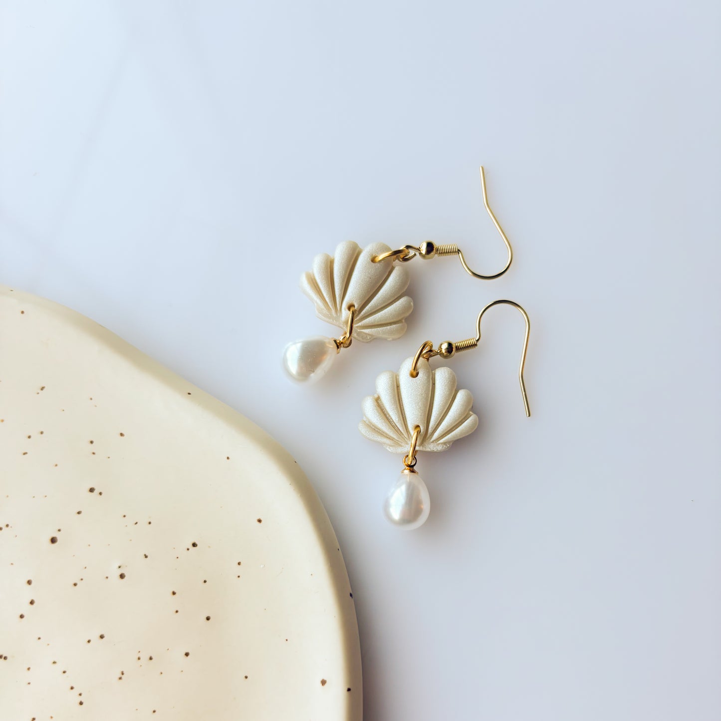 SEASHELL MINI EARRINGS (IVORY)