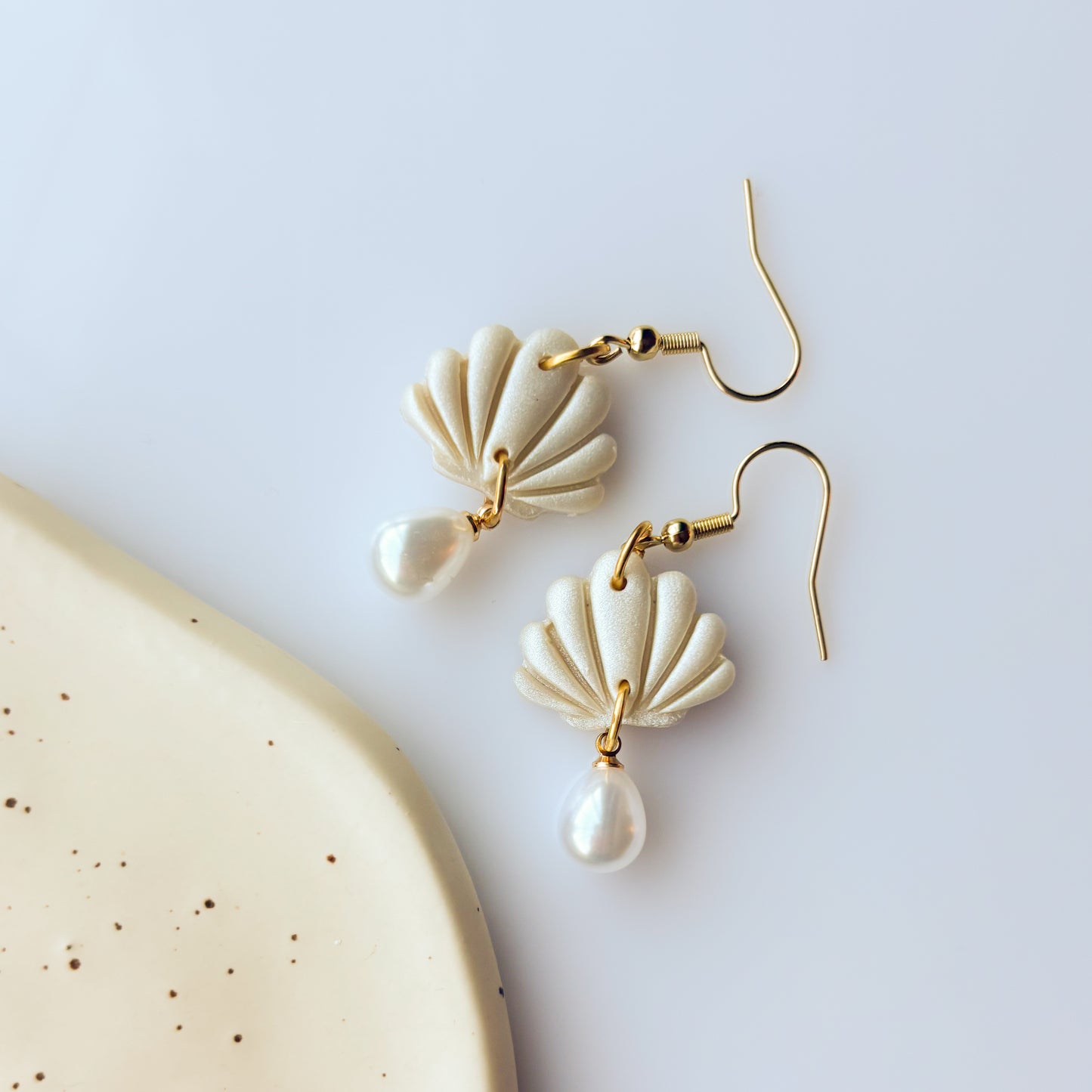 SEASHELL MINI EARRINGS (IVORY)