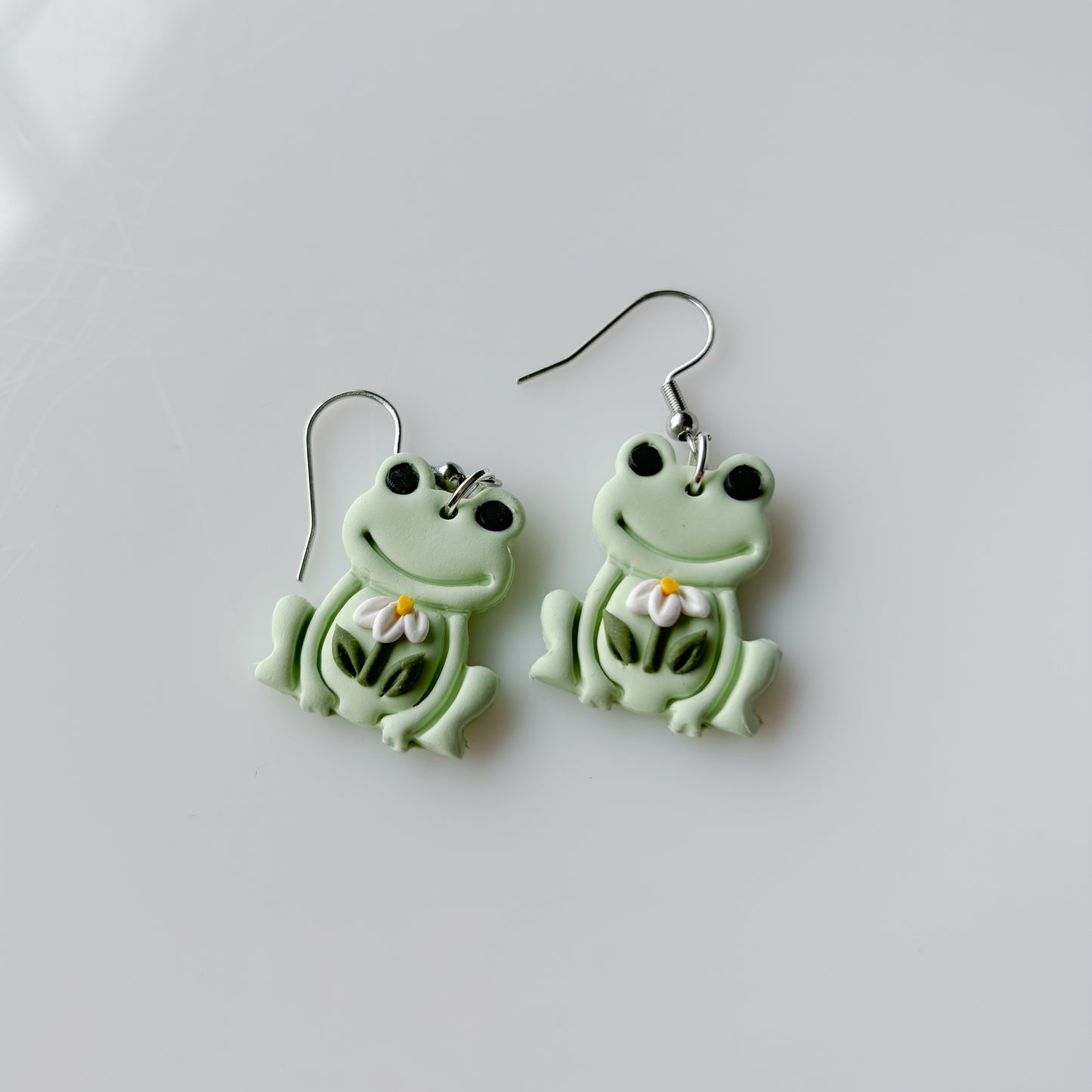 PALE GREEN DAISY FROG EARRINGS