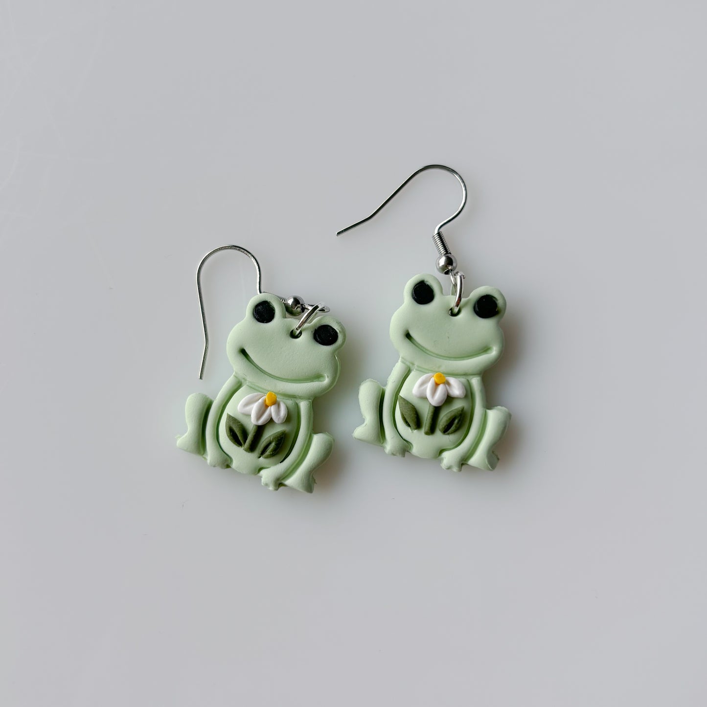 PALE GREEN DAISY FROG EARRINGS