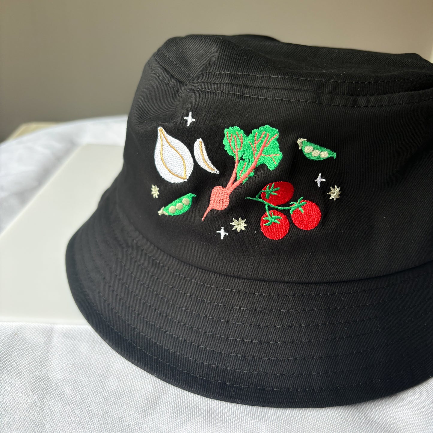 GARDEN VEGGIE BUCKET HAT